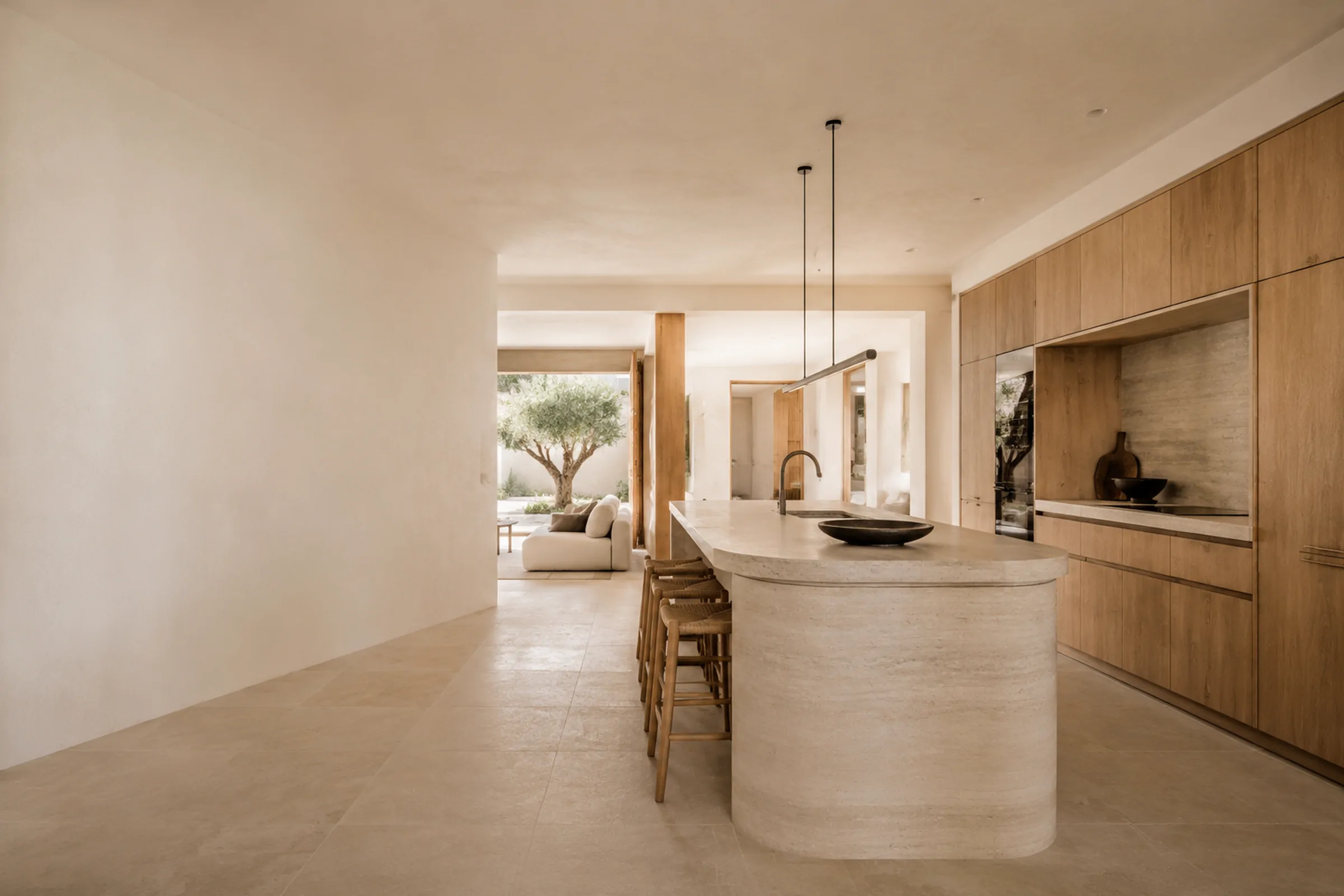 Cocina arquitectónica con gabinetes de madera oscura y una isla de piedra monolítica