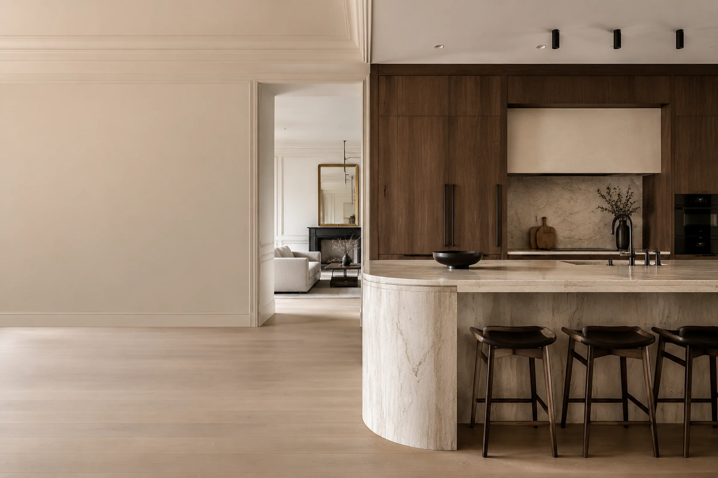 Cuisine architecturale avec armoires en bois sombre et îlot en pierre monolithique